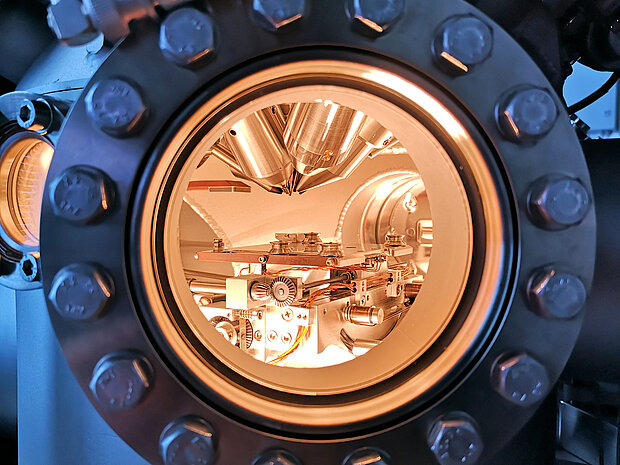 View into an ultra-high vacuum chamber in which battery active materials and solid electrolytes are analyzed using 3D mass spectrometry (TOF-SIMS).